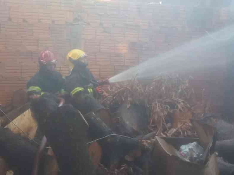 Bombeiros enfrentaram as chamas que se propagaram por material reciclvel(foto: CBMMG/Divulgao)