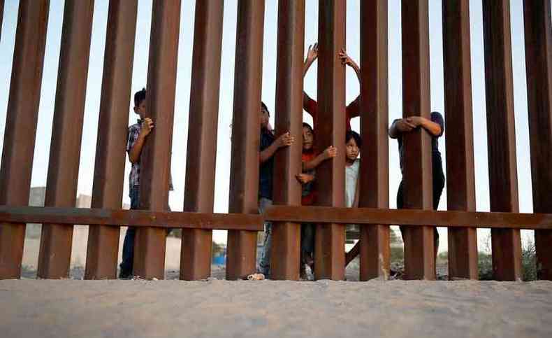 Filhos de imigrantes latino-americanos so separados dos pais antes mesmo de cruzar a fronteira do Mxico com os Estados Unidos(foto: Joe Raedle/Getty Images/AFP)
