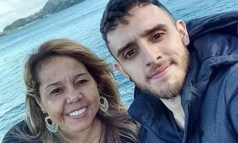 Brasileiro assassinado ao lado da me em foto de redes sociais