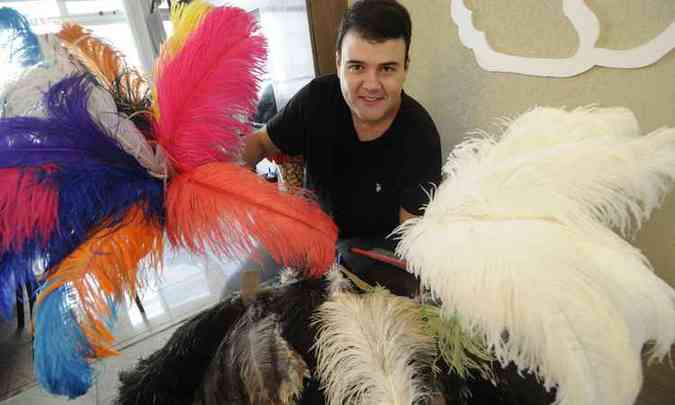 O veterinrio Eduardo Mello conta que a indstria das plumas tem feito sucesso tambm em festas de debutantes(foto: Beto Magalhaes/EM/D.A Press)