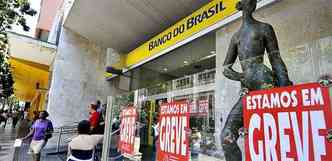 Em busca de reajuste salarial de 10,25%, os bancrios cruzaram os braos ontem em todo o pas(foto: Juarez Rodrigues/EM/D.A Press)