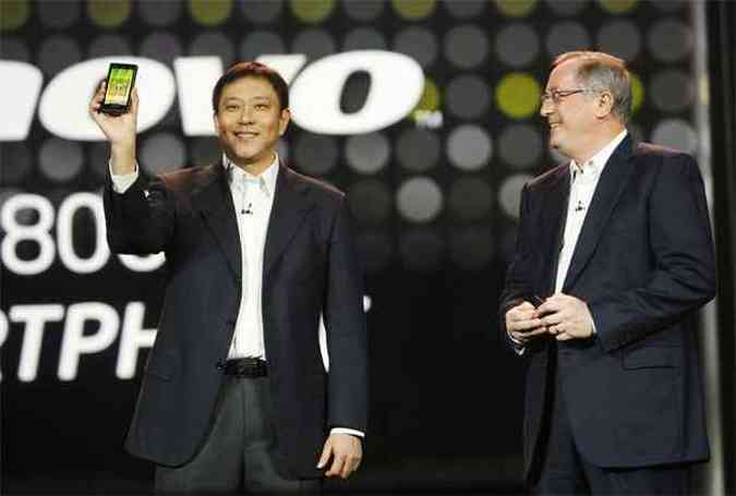 O vice-presidente da Lenovo Liu Jun ( esquerda) mostra o smartphone K800 ao lado do CEO da Intel, Paul Otellini (foto: REUTERS/Steve Marcus )