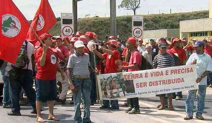 Protesto causou transtornos da BR-381, em Santo Antnio do Amparo, Regio Centro-Oeste de Minas(foto: MST/Divulgao)