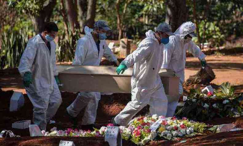 Abril ser o ms mais letal da pandemia no pas, que pode chegar a 400 mil mortes nos prximos dias(foto: Nelson Almeida/AFP)