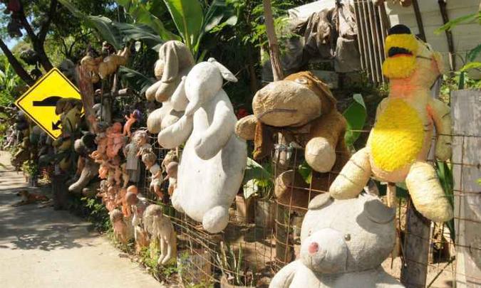 Bonecos de pelúcia, de plástico de pano encontrados no lixo ou doados estão em exibição no alambrado(foto: Beto Novaes/EM/D.A Press.) Bonecos de pelúcia, de plástico de pano encontrados no lixo ou doados estão em exibição no alambrado(foto: Beto Novaes/EM/D.A Press.)