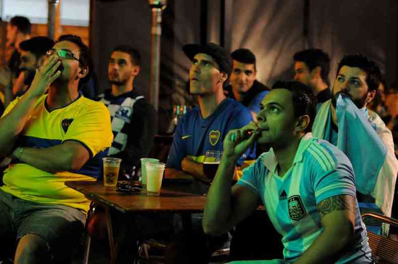 Argentinos que no foram ao Mineiro acompanharam a partida em bares de BH(foto: Tlio Santos/EM/D.A Press)