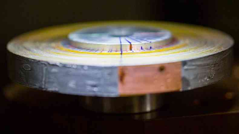 A Tokamak Energy teve que descobrir como enrolar delicada fita supercondutora em bobinas(foto: Tokamak Energy)