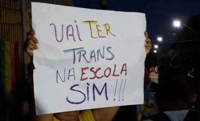 Cartaz com a frase 'vai ter trans na escola sim'