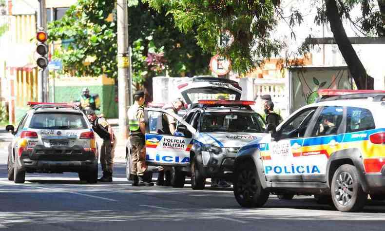 Polcia Militar esteve no bairro Jardim Montanhs, onde os veculos foram atacados(foto: Gladyston Rodrigues/EM/D.A Press)