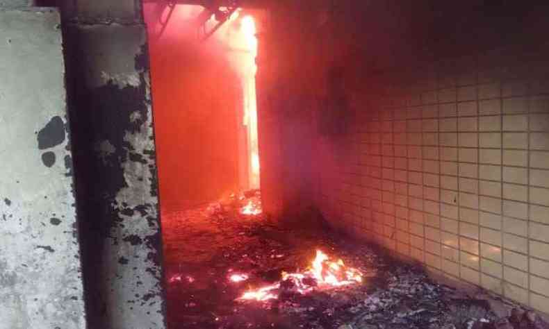 Chamas ainda no intensas em prdio da Prefeitura de Santa Luzia(foto: Corpo de Bombeiros/Divulgao)