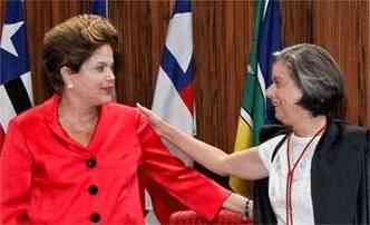 Dilma Rousseff, primeira mulher no Planalto, abraou Crmen, a primeira ministra na Presidncia do TSE(foto: Roberto Stuckert Filho 18/04/2012 )