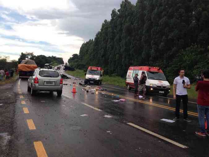 Acidente entre caminhonete e carreta causou pelo menos trs mortesPolcia Militar/Divulgao