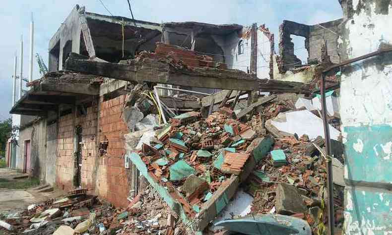 Escombros da casa ainda esto na Avenida Professor Clvis Salgado (foto: Jair Amaral: EM/ D.A Press)