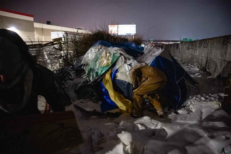 Voluntrio leva alimentos para morador em situao de rua nos EUA