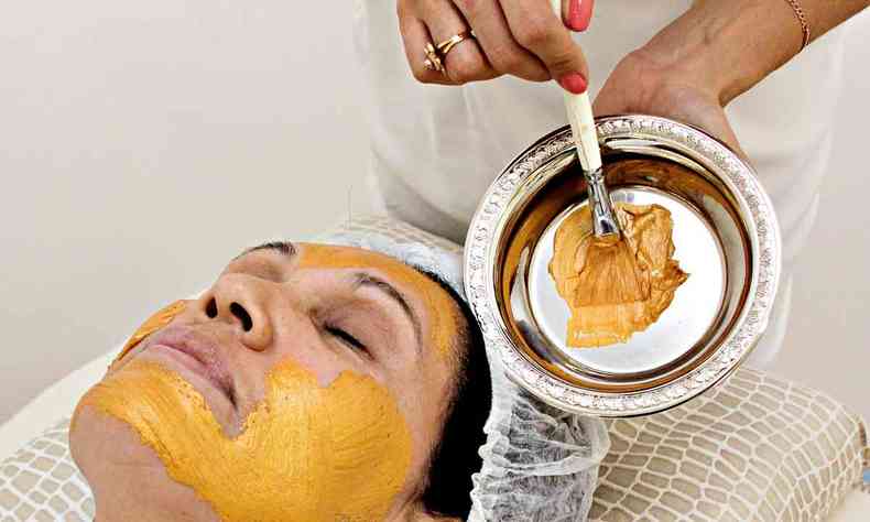 mulher faz tratamento de pele no rosto