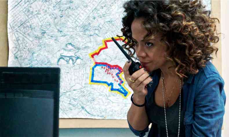 Atriz Aline Borges fala no rdio, tendo mapa ao fundo, em cena do filme Alemo 2