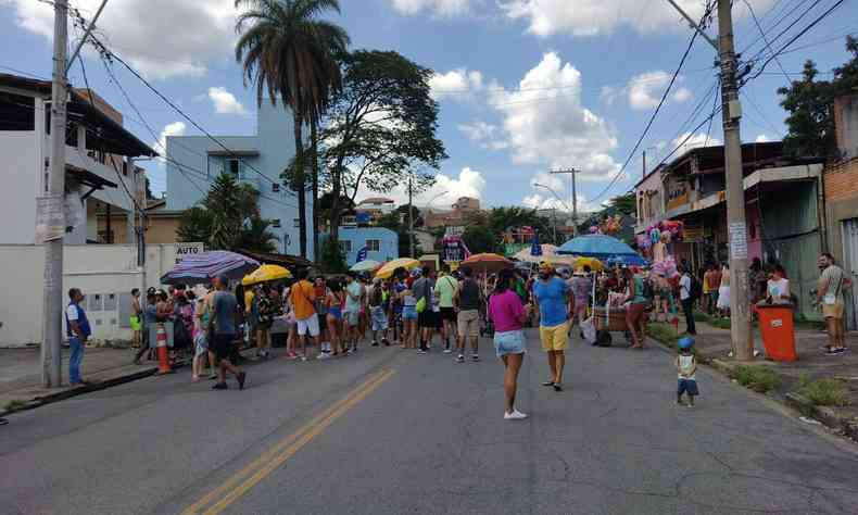 Concentrao de bloco de carnaval com cu claro e poucas nuvens 