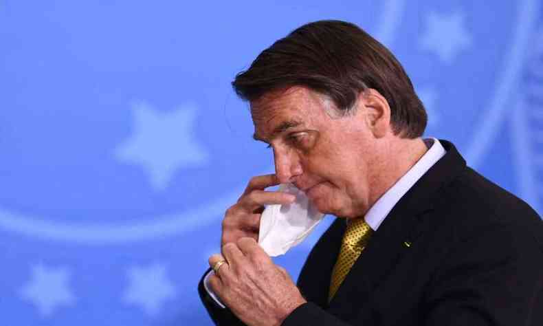 Bolsonaro no consegue se livrar das notcias negativas de grande repercusso(foto: EVARISTO SA/AFP)