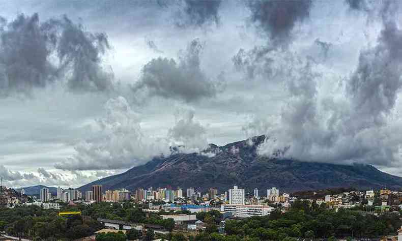 No domingo cinza chumbo, as nuvens envolvem o pico do Ibituruna(foto: Ailton Cato)