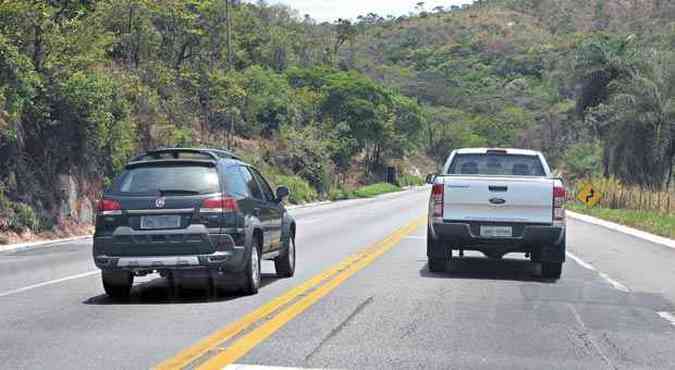 Em outro flagrante, motorista desafia fila de veculos, em faixa dupla contnua(foto: Fotos: Paulo Filgueiras/EM/D.A PRESS)