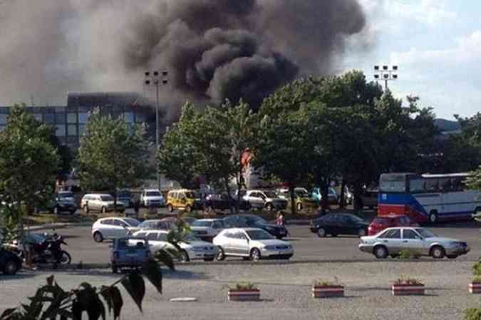 nibus em chamas depois da exploso, que ocorreu ao lado de um aeroporto(foto: STR / BGNES / BOURGAS INFO / AFP)
