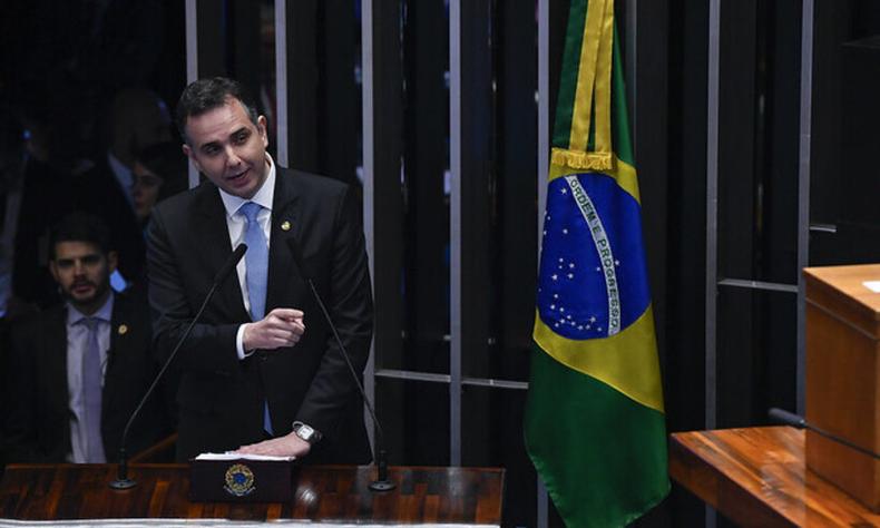 O senador Rodrigo Pacheco (PSD-MG) foi reeleito presidente do Senado Federal nesta quarta-feira (1/2)(foto: Jefferson Rudy/Agência Senado) Rodrigo Pacheco fala da tribuna do senado