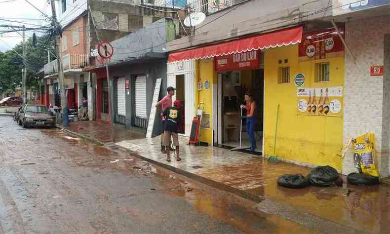 Comerciantes terminaram o dia retirando lama que invadiu imveis na Rua Padre Lattankamp, prximo ao Arrudas, na Regio Oeste(foto: Gladyston Rodrigues/EM/DA Press)