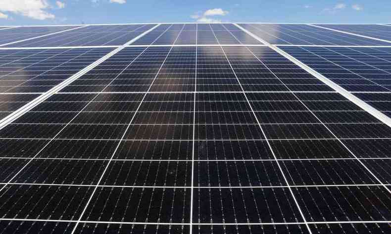 Usina solar fotovoltaica em Uberlndia, no Tringulo Mineiro. Outras cidades mineiras recebero unidades semelhantes (foto: Gil Leonardi/Imprensa )