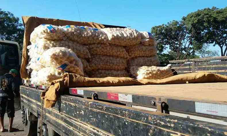 Sacas de batatas que sobraram de ontem so as nicas comercializadas nesta sexta-feira na Ceasa(foto: Jair Amaral/EM/D.A Press)