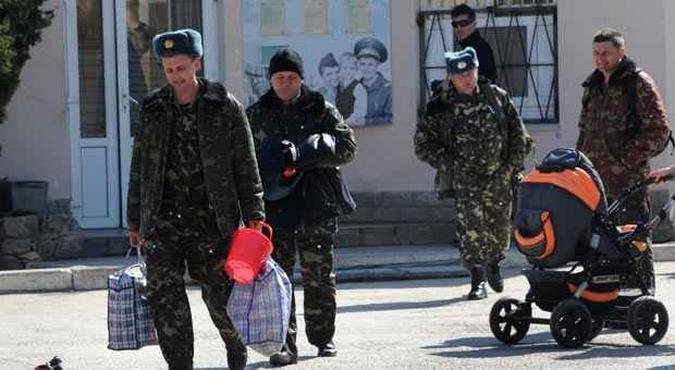 Soldados leais ao governo ucraniano deixam bases militares na Crimeia. Os que aceitaram a Rússia, ficam(foto: VIKTOR DRACHEV/AFP) Soldados leais ao governo ucraniano deixam bases militares na Crimeia. Os que aceitaram a Rússia, ficam(foto: VIKTOR DRACHEV/AFP)