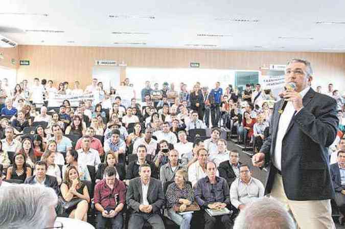 Como ministro da Sade tenho de pensar em primeiro lugar na sade de 200 milhes de brasileiros. No posso pensar somente em 370 mil mdicos - Alexandre Padilha, ministro da Sade(foto: SOLON QUEIROZ/ESP. EM)