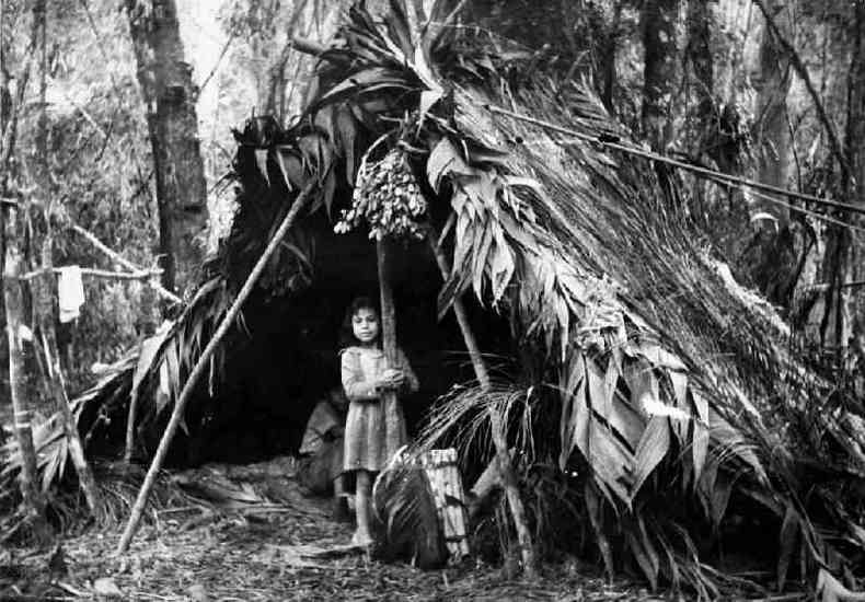 Criana xokleng em acampamento na floresta, em 1963