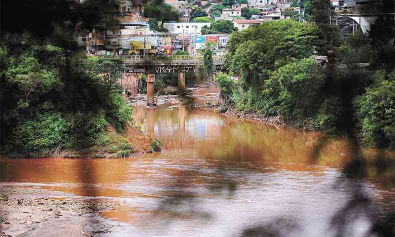 Rio das Velhas, um dos principais afluentes do Rio São Francisco e fonte primordial de abastecimento da Grande BH, é um dos mais afetados(foto: Alexandre Guzanshe/EM/D.A Press)