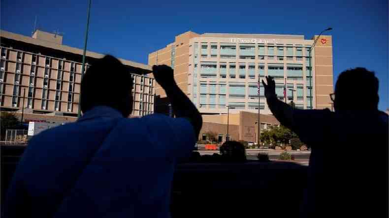 Moradores rezam em frente ao hospital de El Paso(foto: Reuters)