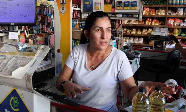 De carne a gs de cozinha, o dinheiro movimentado pela produo de cigarros sustenta as vendas do maior supermercado da cidade, segundo Valdirene Cezar (foto: Jair Amaral/EM/D.A Press)