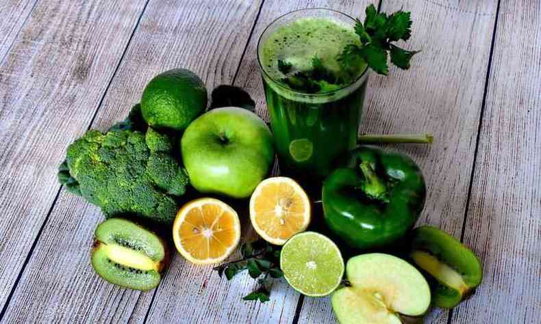 Suco verde de vários ingredientes maça verde, kiwi, 