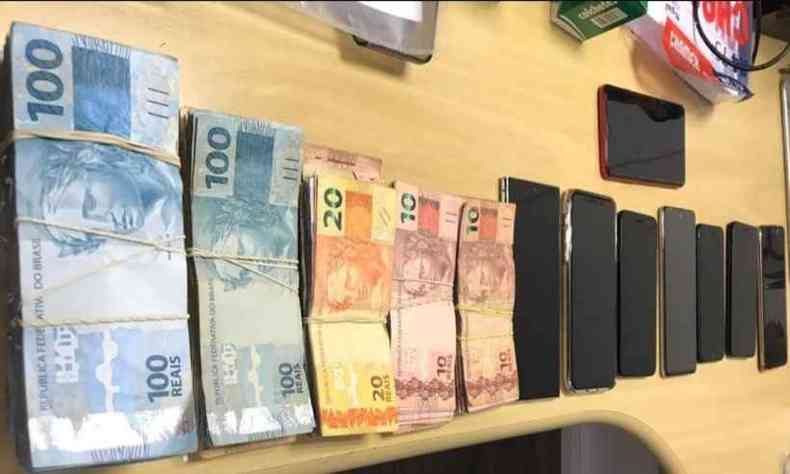 No carro do foragido da Justia Federal foram encontrados R$ 58 mil em dinheiro e diversos aparelhos celulares(foto: PCMG/Divulgao)