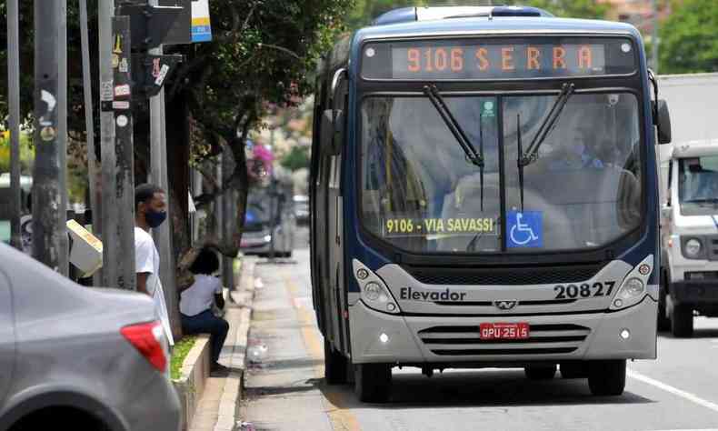 nibus com destino ao Bairro Serra circula nas proximidades do Boulevard Arrudas, no Centro