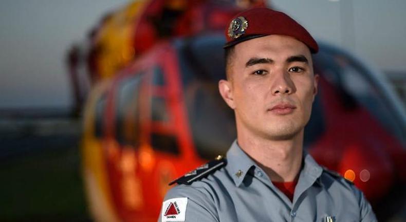 Pedro Aihara em frente ao helicptero do Corpo de Bombeiros