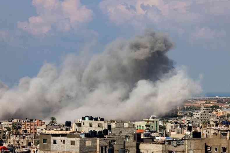 'Fumaa sobe em Rafah, na Faixa de Gaza, alvo de mssil de Israel, na manh desta segunda-feira (16)