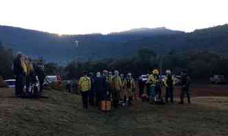 Equipe composta por 36 pessoas atua no combate s chamas nesta quinta-feira(foto: Corpo de Bombeiros/Divulgao)