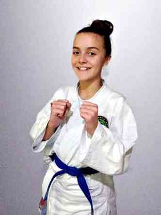 Valentina Cezarotto, de 13 anos, faz natao desde os 3,  adepta do taekwondo desde os 9 e sente muito a falta dos treinos (foto: Arquivo pessoal )