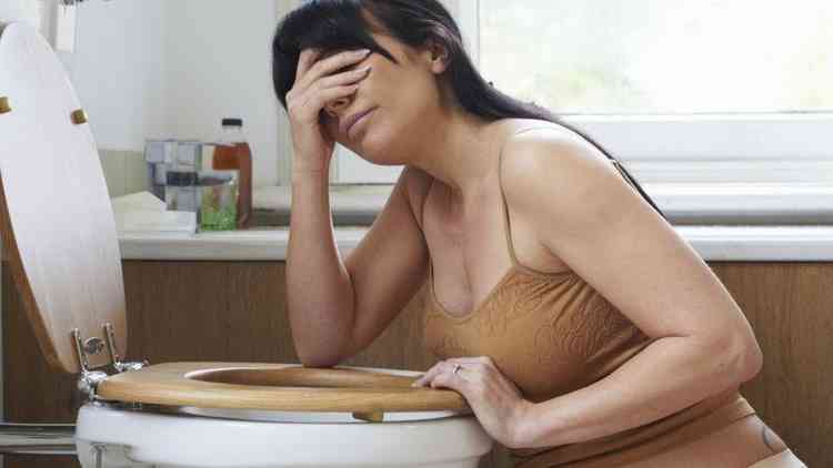 Mulher passando mal em frente ao vaso sanitrio
