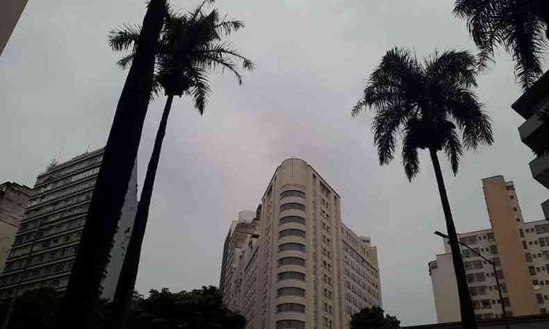 Cu nublado na manh desta sexta-feira no Centro de Belo Horizonte. Na foto, trecho da Avenida Amazonas(foto: Jair Amaral/EM/DA Press)