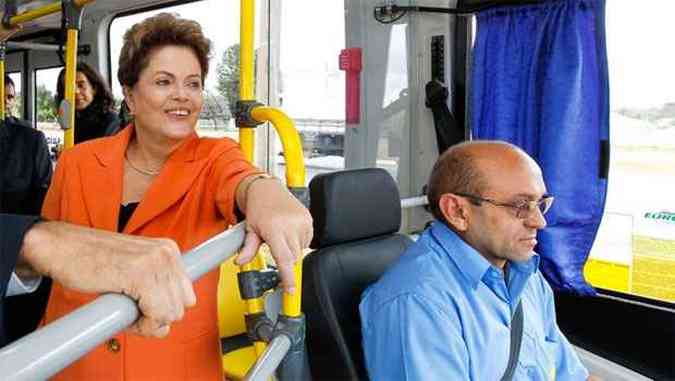 A presidente Dilma Roussseff andou nesta sexta-feira em nibus ao inaugurar 1 etapa do BRT Expresso DF Eixo Sul, em Braslia(foto: Roberto Stuckert Filho/PR)