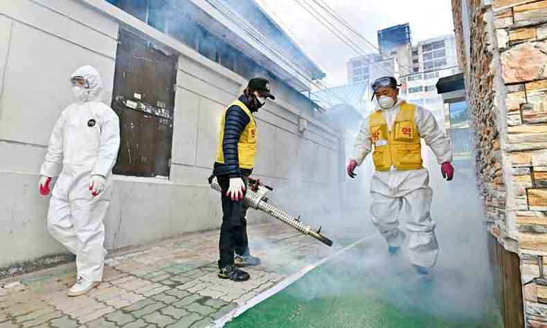 Na cidade de Daegu, na Coreia do Sul, agente de sade aplica desinfetante: pas foi o mais afetado fora da China(foto: Jung Yeon-je/AFP)