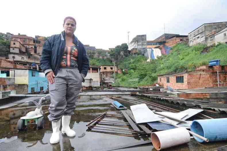 Zlia Rodrigues da Silva no alto da sua casa. Ao fundo, o barranco com lonas  o local que a Defesa Civil atestou risco geolgico