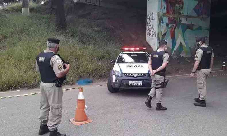 A Polcia Militar isolou o local. Corpo da menina estava s margens da rodovia(foto: Jair Amaral/EM/DA Press)