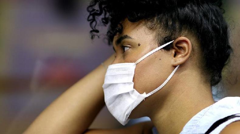 Aumento de casos de covid-19 deve ser observado no país nas próximas semanas(foto: Zanuck/Getty Images) Mulher usando máscara no transporte público