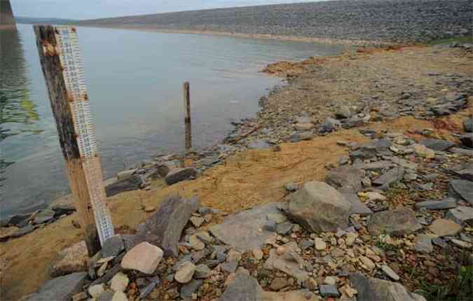 Na represa de Três Marias volume de água está mais de 50% abaixo do esperado para fim de janeiro(foto: LEANDRO COURI/EM/D.A PRESS)